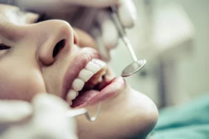eclairage-pour-dentiste-qui soigne une femme