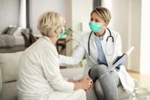 medecin-generaliste qui parle à une patiente